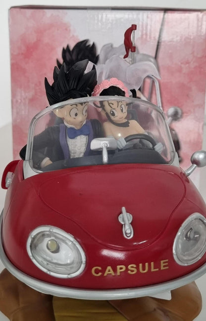 Figura de Colección de Goku y Milk recién casados en su Auto.