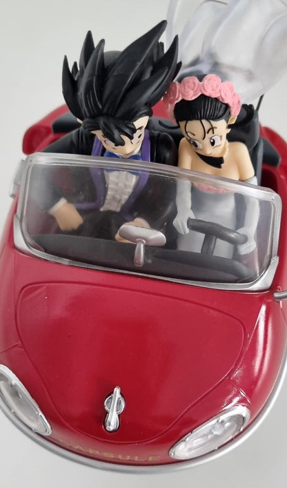 Figura de Colección de Goku y Milk recién casados en su Auto.